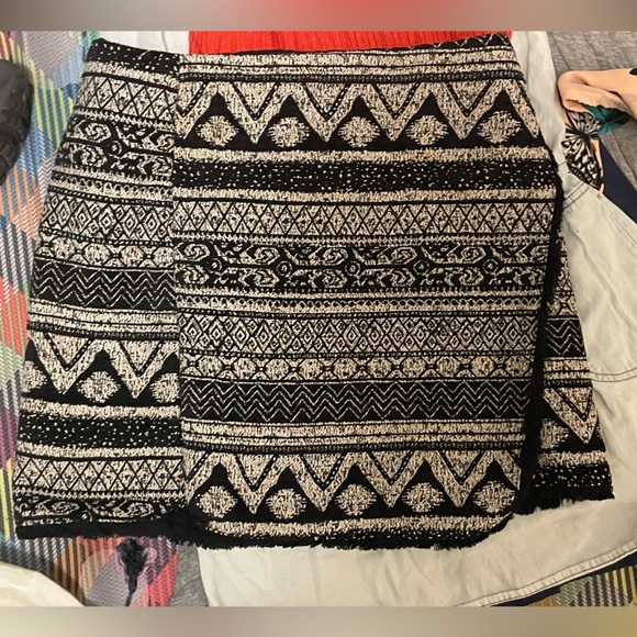 H&M Jacquard Weave Black and Cream Faux Wrap Fringe Mini Skirt Sz 6 - Picture 3 of 6